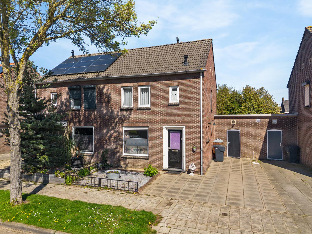 Tussenwoning te koop: Jasmijnstraat 12, Geleen