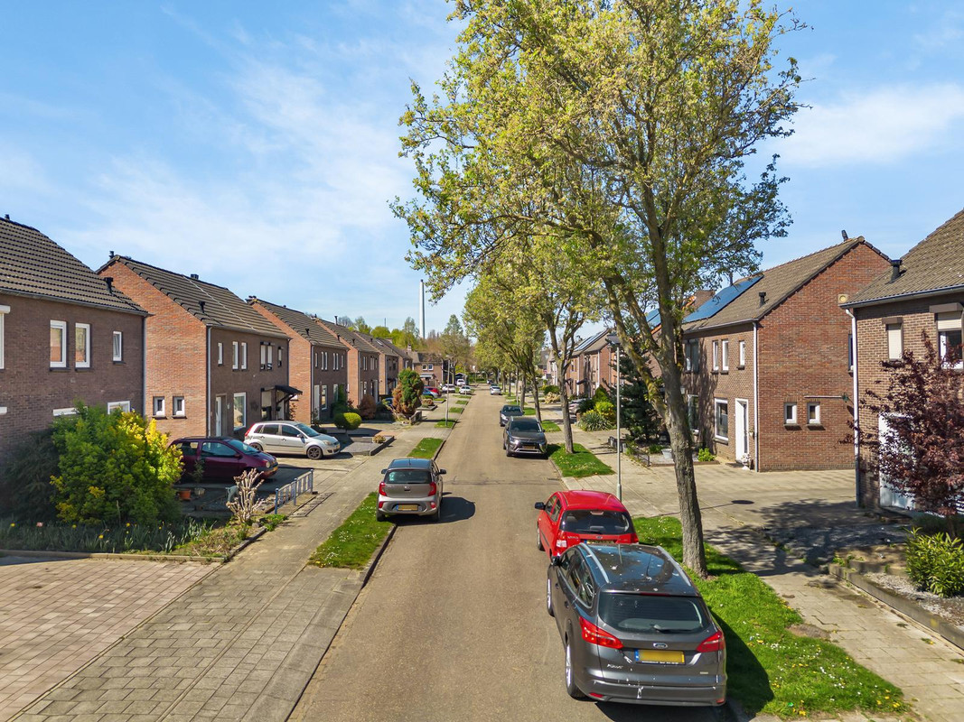 Tussenwoning te koop: Jasmijnstraat 12, Geleen