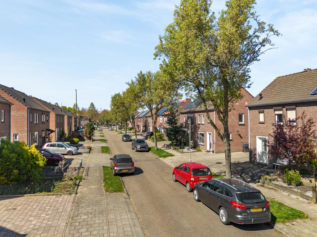 Tussenwoning te koop: Jasmijnstraat 12, Geleen