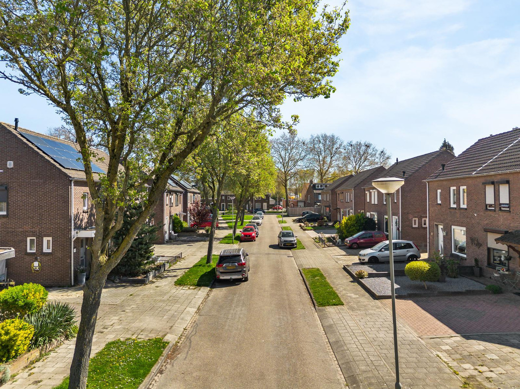 Tussenwoning te koop: Jasmijnstraat 12, Geleen
