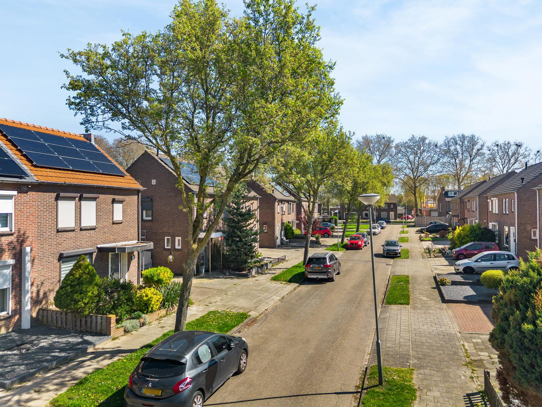 Tussenwoning te koop: Jasmijnstraat 12, Geleen