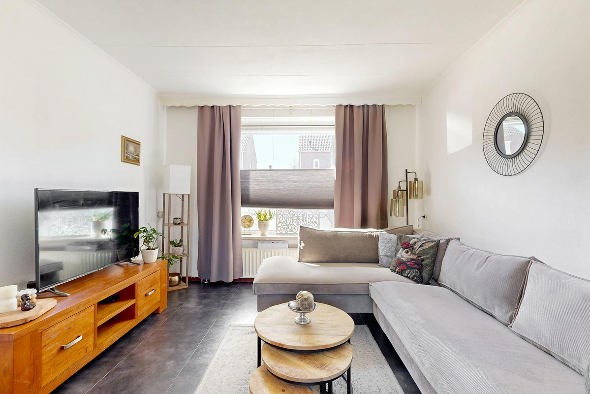 Tussenwoning te koop: Jasmijnstraat 12, Geleen