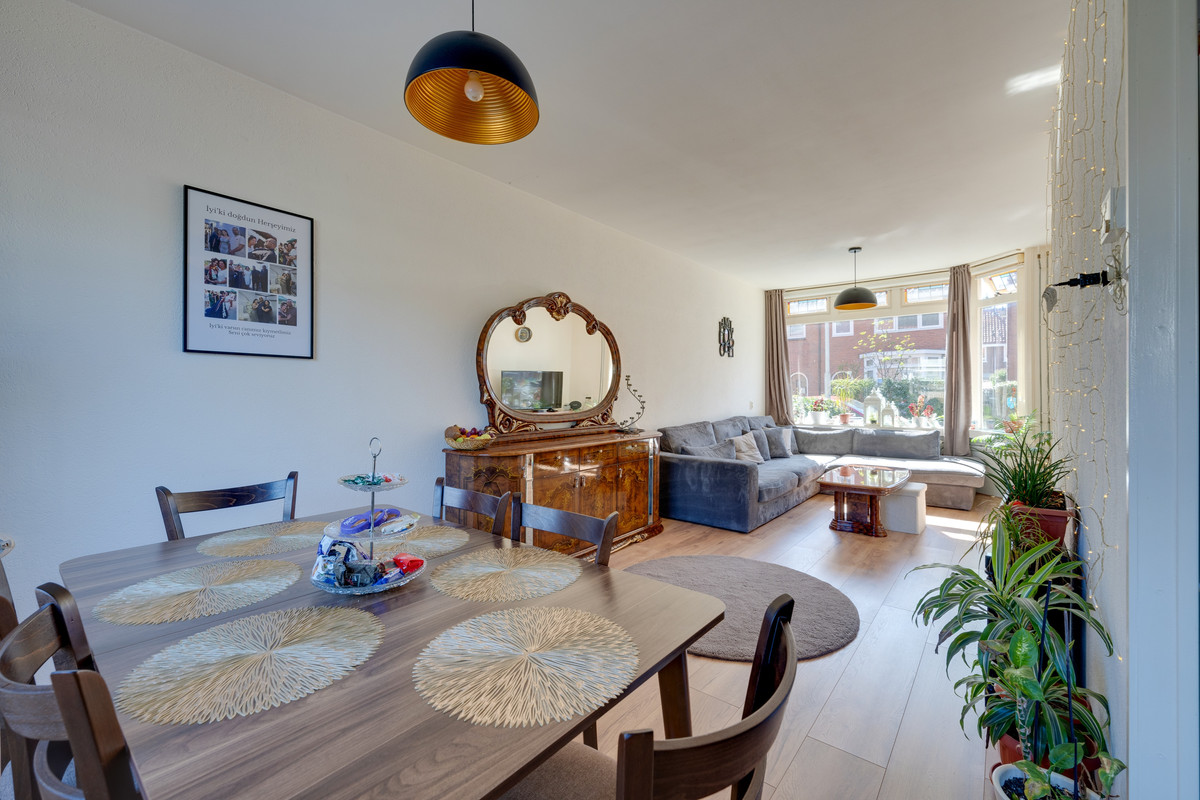 Tussenwoning te koop: Lijsterbesstraat 50, Zaandam