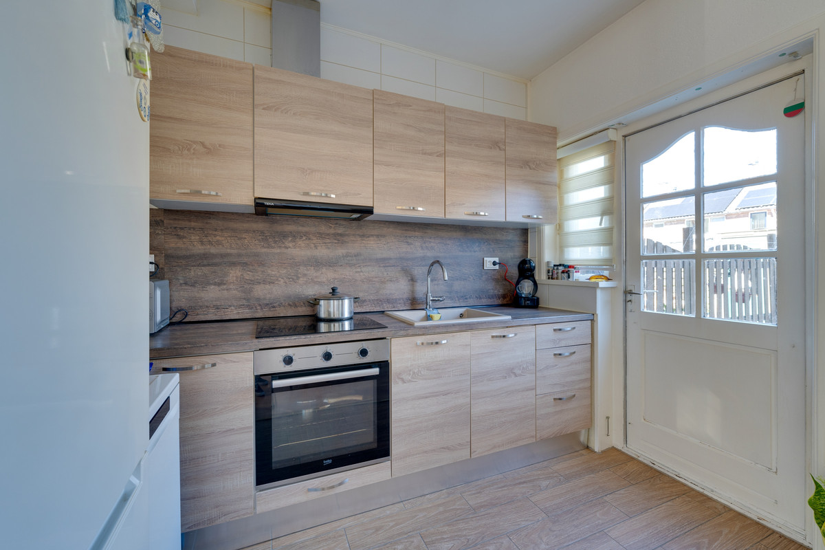 Tussenwoning te koop: Lijsterbesstraat 50, Zaandam