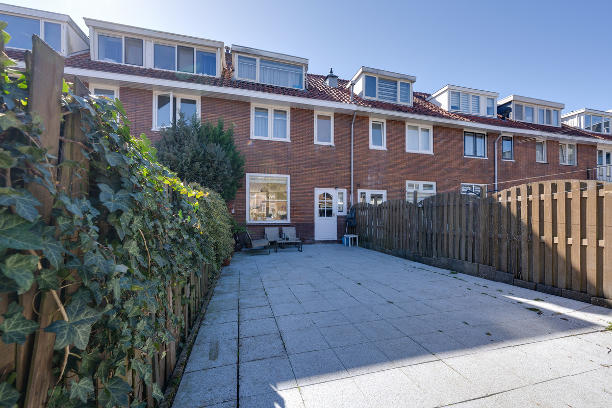 Tussenwoning te koop: Lijsterbesstraat 50, Zaandam