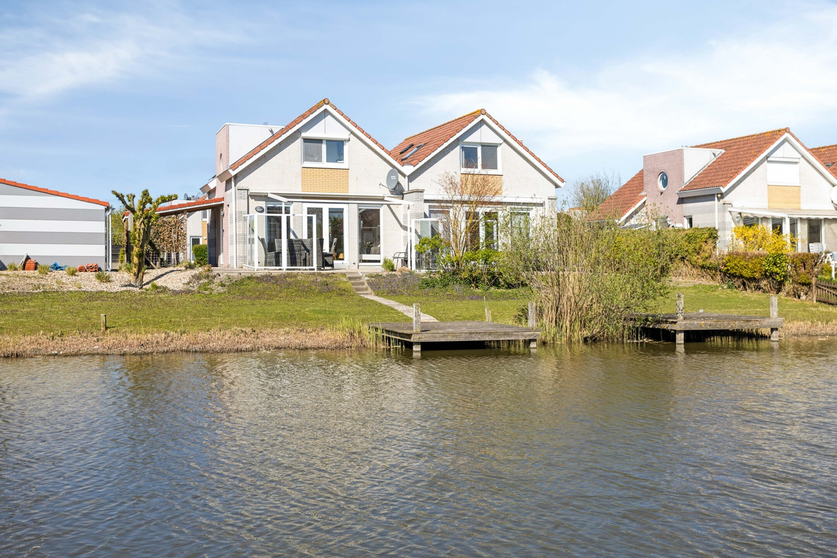 Twee-onder-één-kap te koop: Middelgronden 29, Makkum
