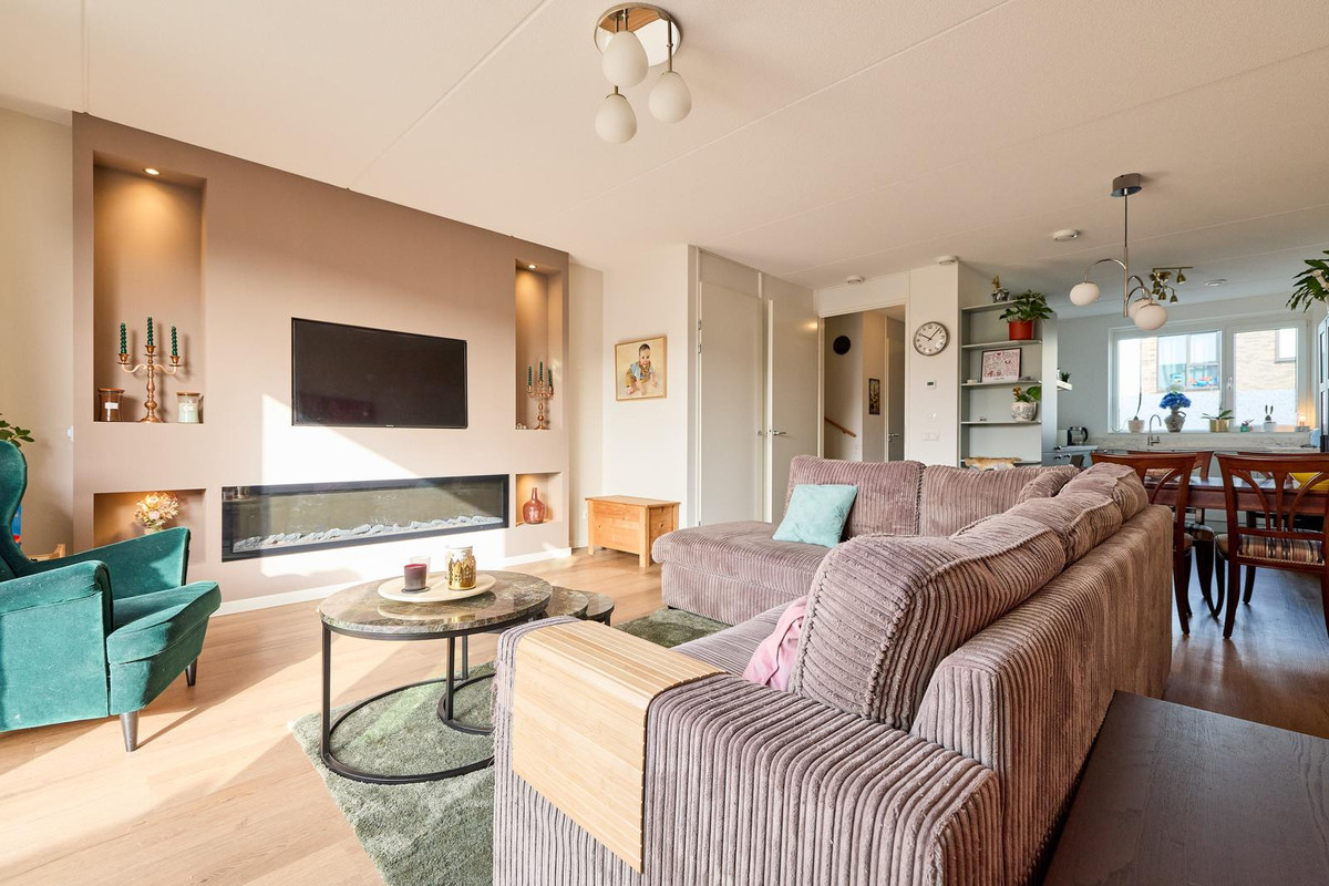 Tussenwoning te koop: Elizabeth Anscombestraat 56, Almere