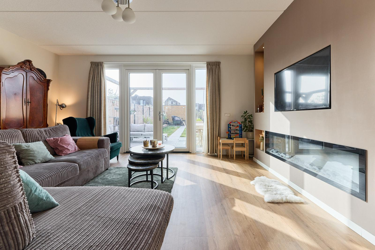 Tussenwoning te koop: Elizabeth Anscombestraat 56, Almere