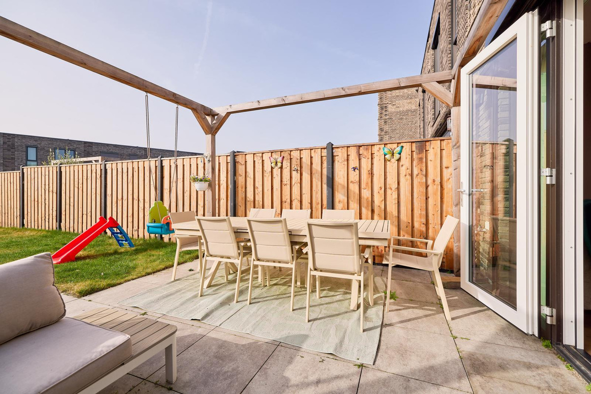 Tussenwoning te koop: Elizabeth Anscombestraat 56, Almere