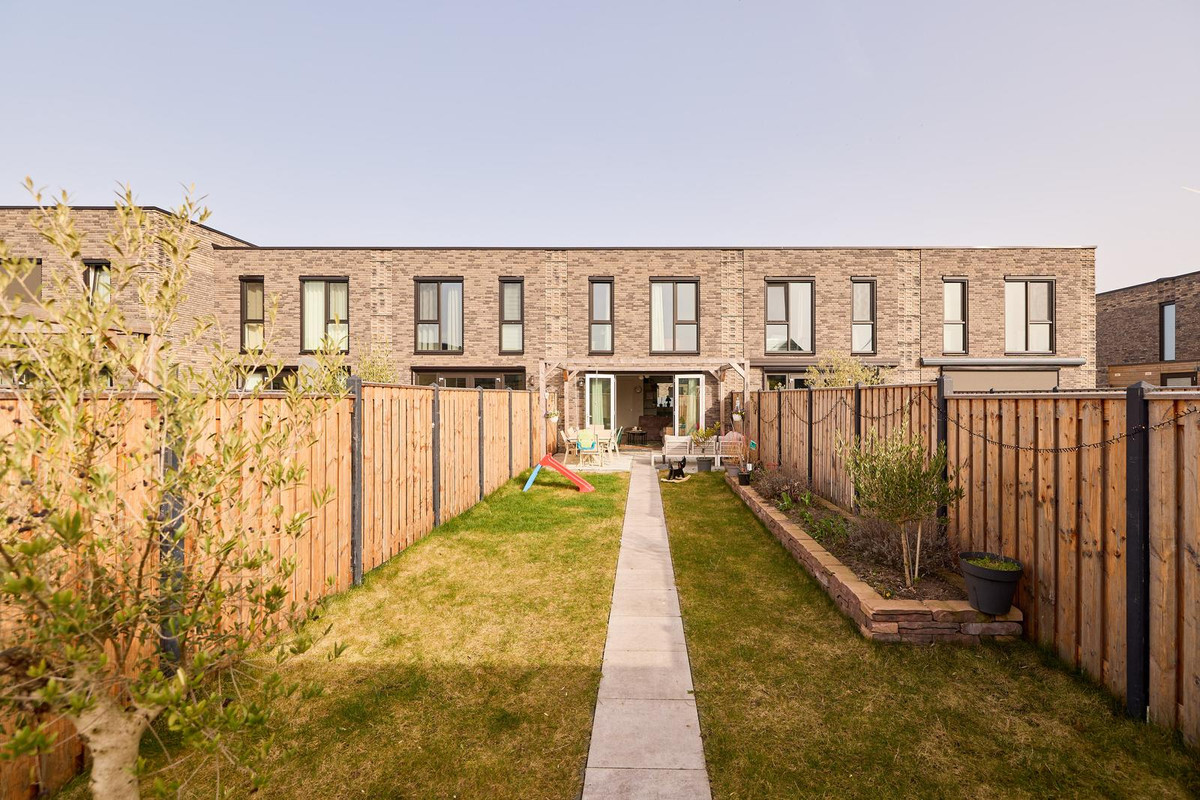 Tussenwoning te koop: Elizabeth Anscombestraat 56, Almere
