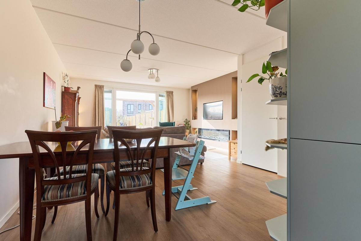 Tussenwoning te koop: Elizabeth Anscombestraat 56, Almere