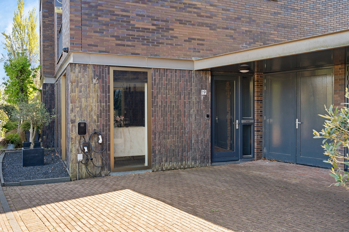 Twee-onder-één-kap te koop: Oeverzegge 19, Roelofarendsveen