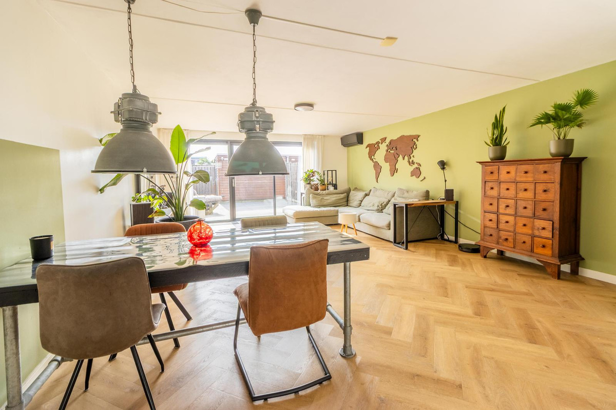 Tussenwoning te koop: Azorenweg 32, Almere