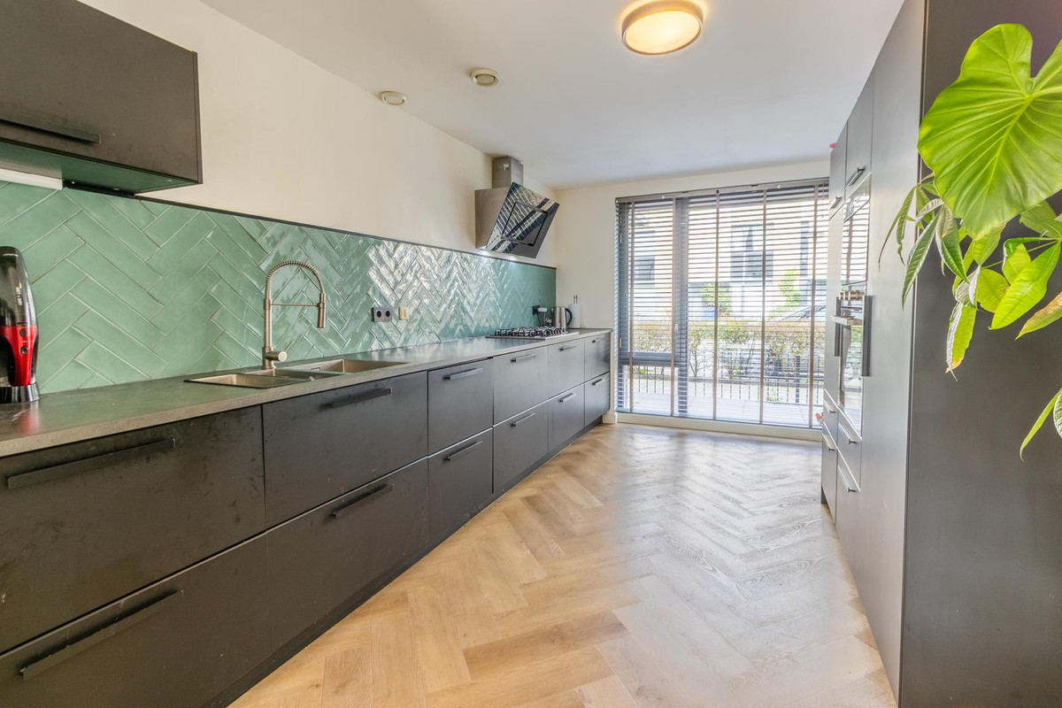 Tussenwoning te koop: Azorenweg 32, Almere