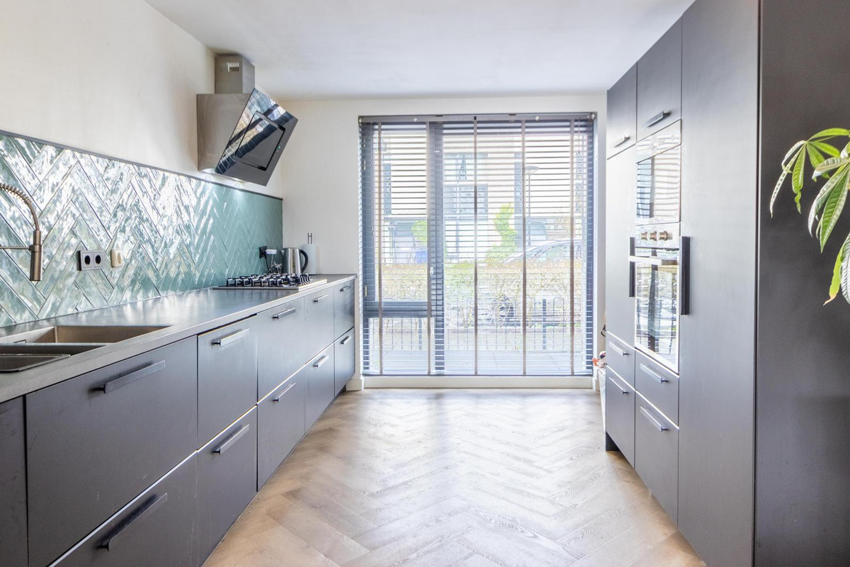 Tussenwoning te koop: Azorenweg 32, Almere