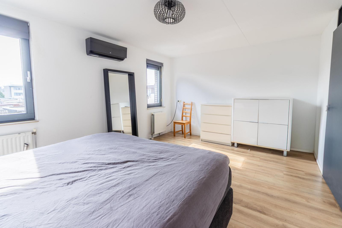 Tussenwoning te koop: Azorenweg 32, Almere