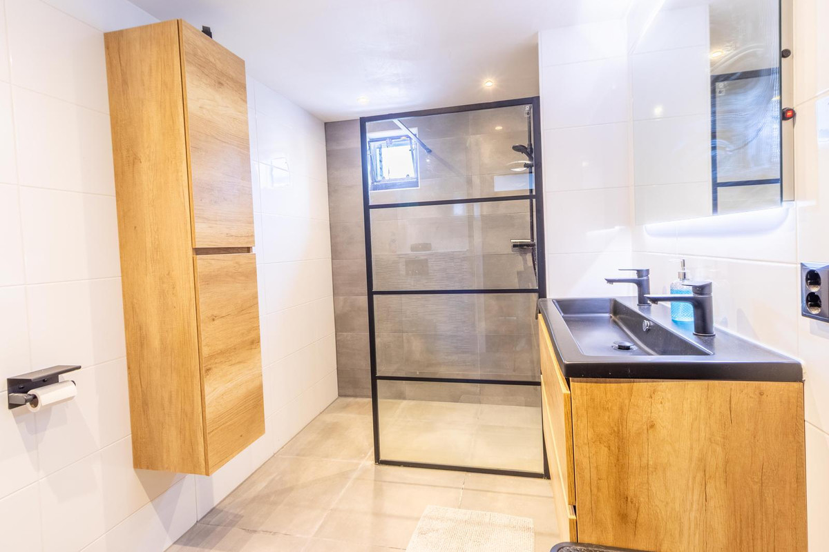 Tussenwoning te koop: Azorenweg 32, Almere