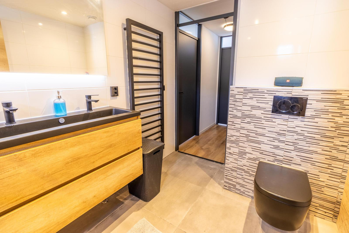 Tussenwoning te koop: Azorenweg 32, Almere