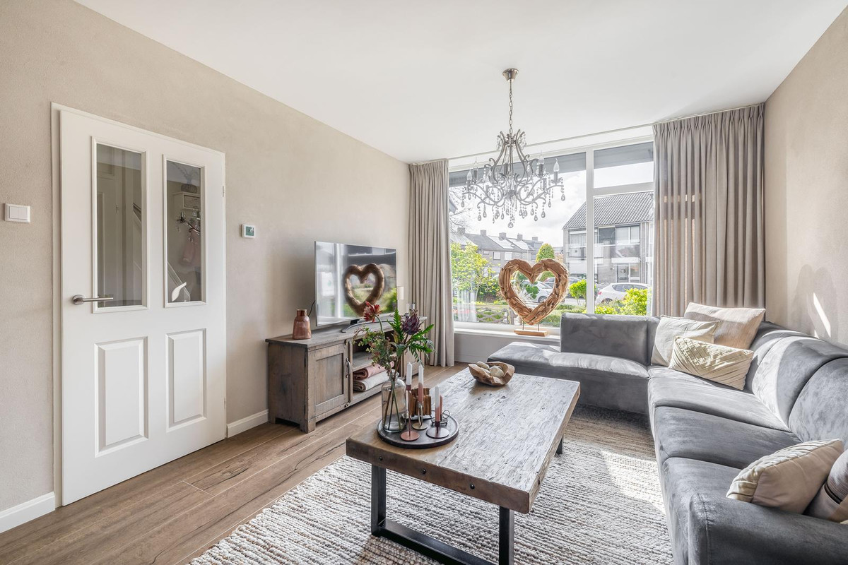 Tussenwoning te koop: Karel van de Woestijnestraat 12, Venlo