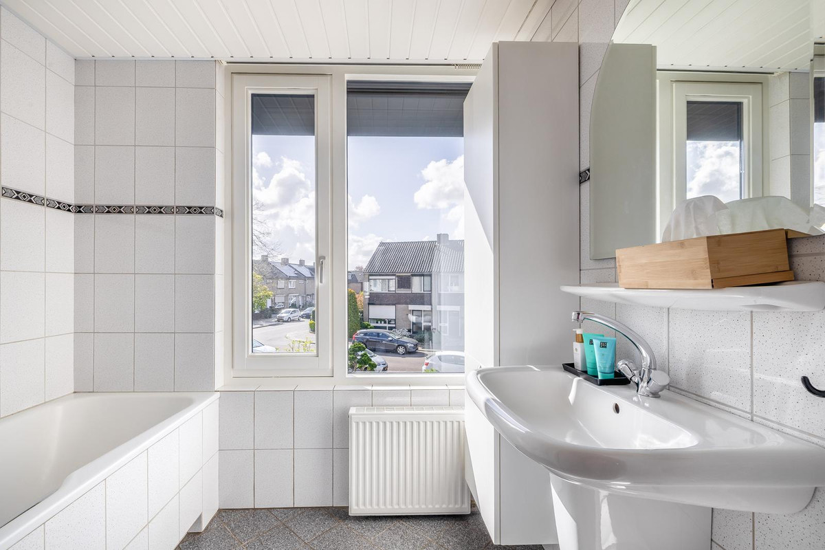 Tussenwoning te koop: Karel van de Woestijnestraat 12, Venlo