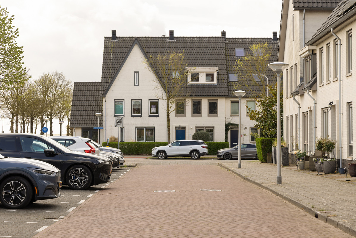 Tussenwoning te koop: Jane Addamslaan 127, Amstelveen