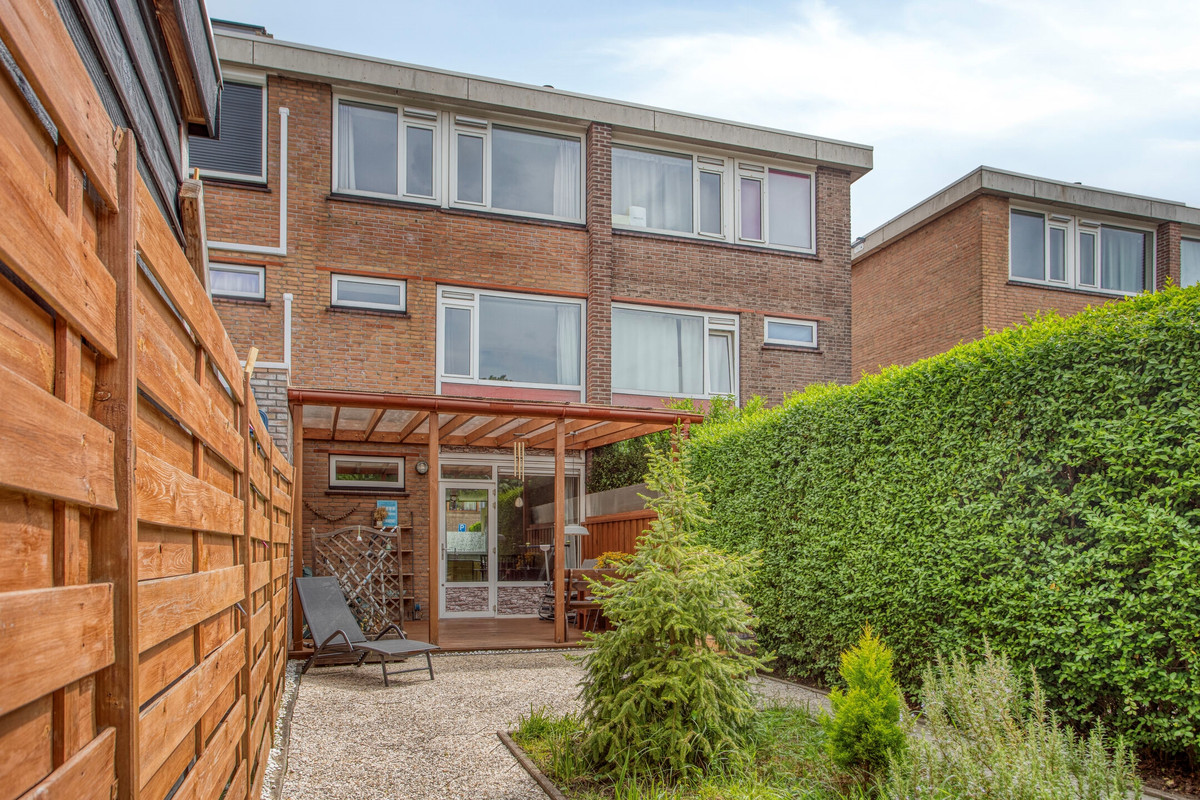 Tussenwoning te koop: Van Zyll De Jongstraat 27, Pernis Rotterdam