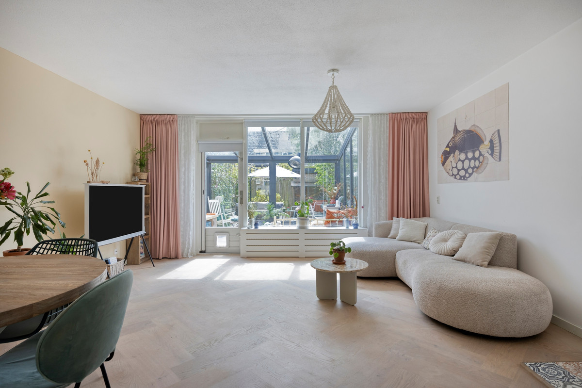 Tussenwoning te koop: Henriette Roland-Holststraat 24, Gorinchem