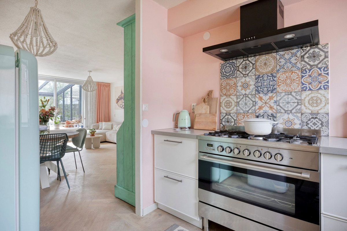 Tussenwoning te koop: Henriette Roland-Holststraat 24, Gorinchem
