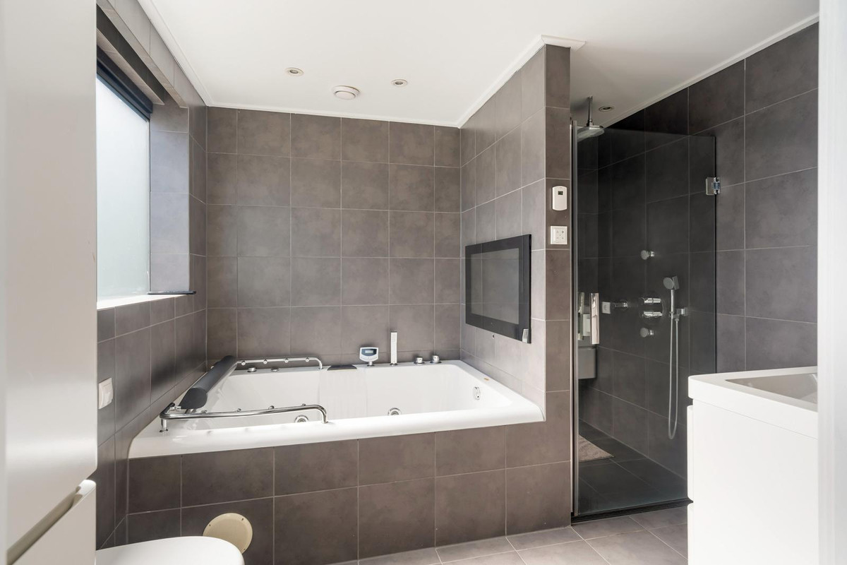 Tussenwoning te koop: Veenzoom 221, Gouda
