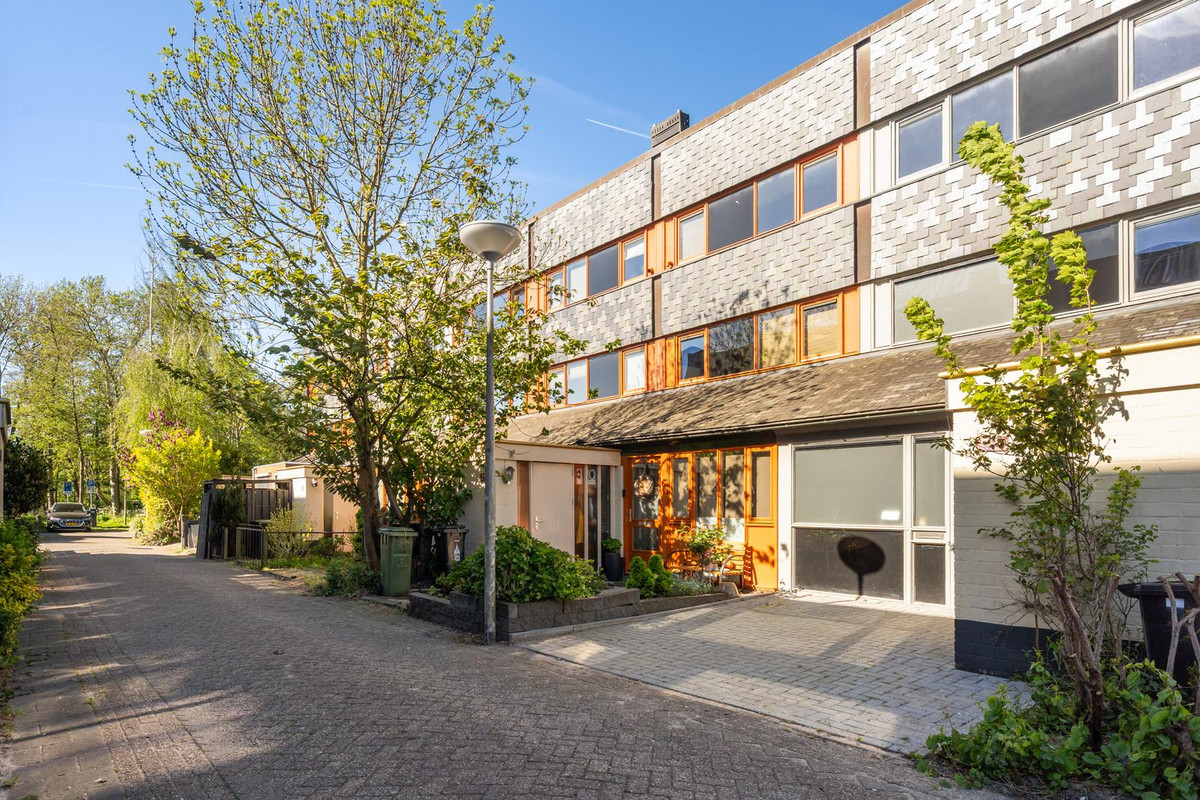 Tussenwoning te koop: Veenzoom 221, Gouda