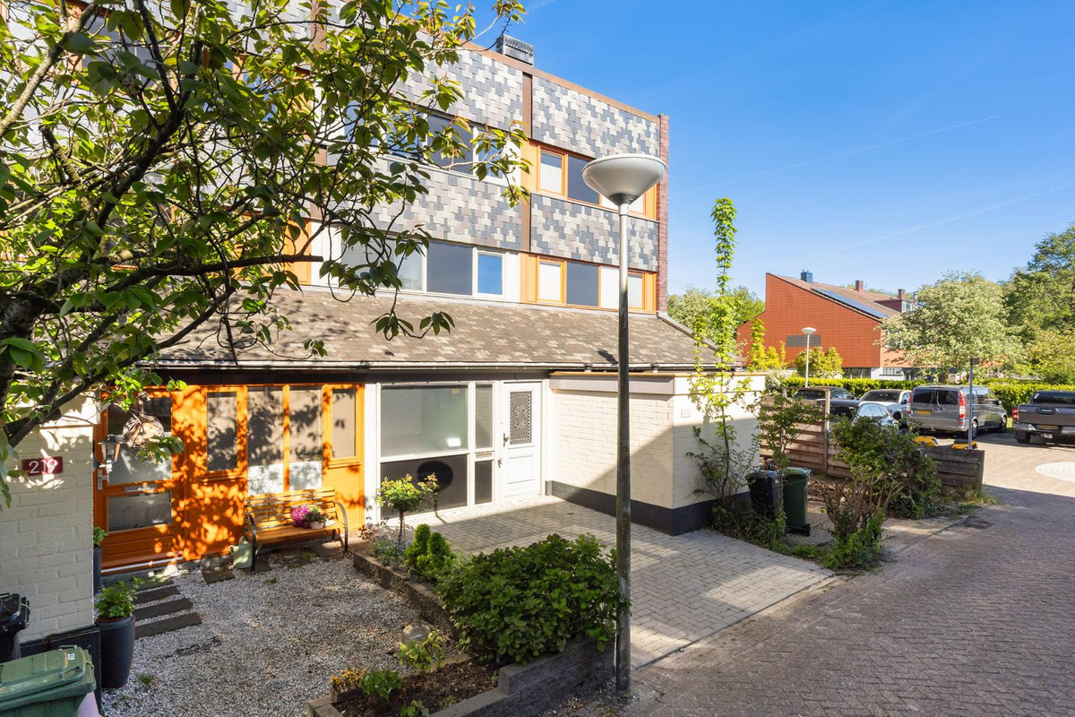 Tussenwoning te koop: Veenzoom 221, Gouda