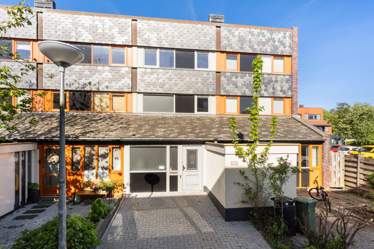 Tussenwoning te koop: Veenzoom 221, Gouda