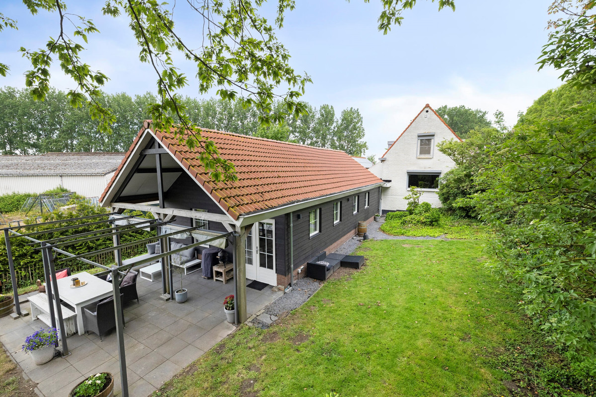 Twee-onder-één-kap te koop: Bloemendijk 4, Dinteloord