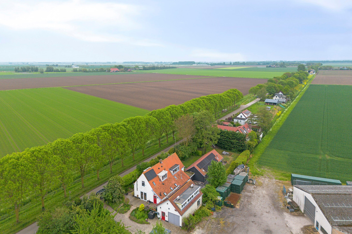 Twee-onder-één-kap te koop: Bloemendijk 4, Dinteloord