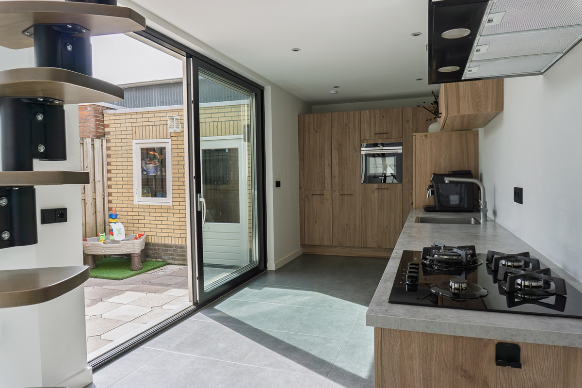 Tussenwoning te koop: Artilleriestraat 83, Bergen Op Zoom