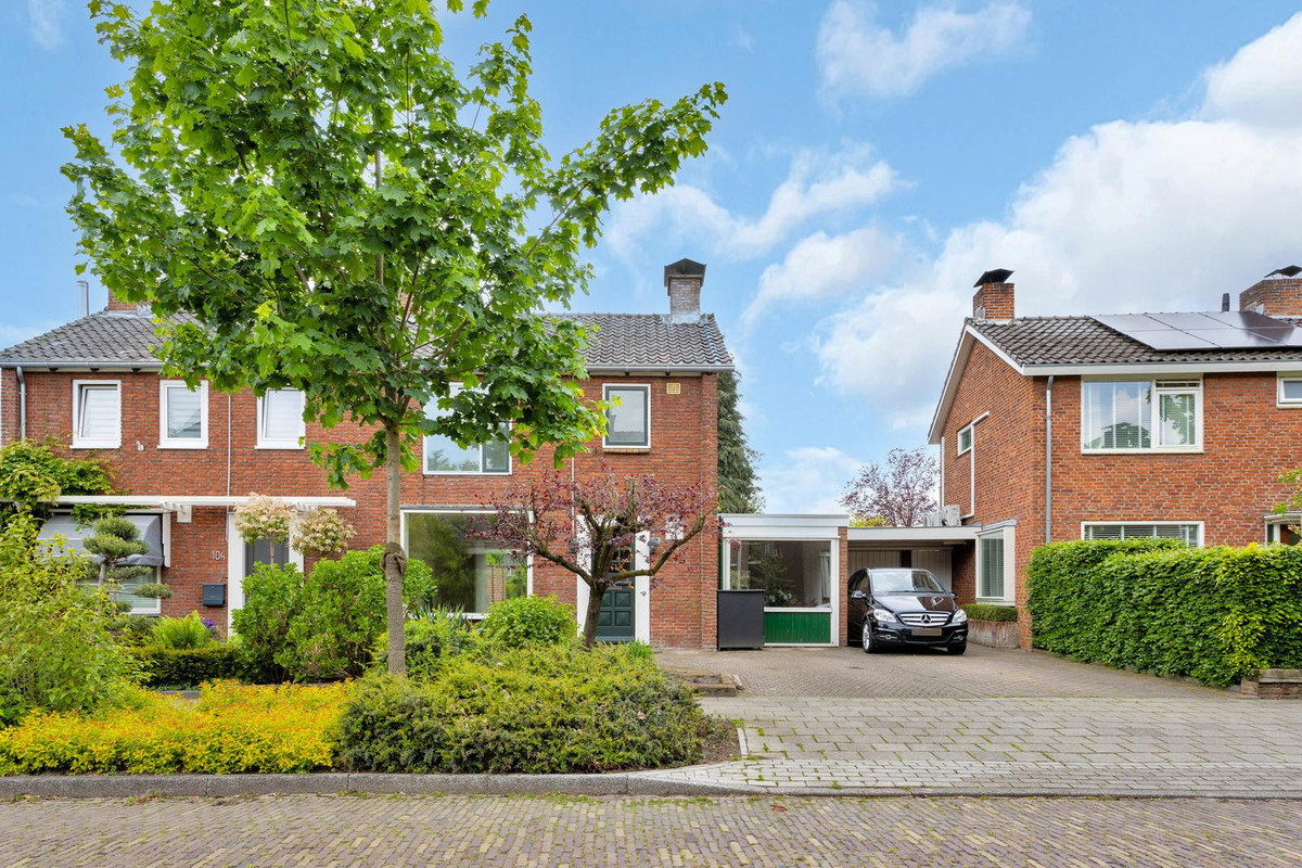 Twee-onder-één-kap te koop: Floresstraat 102, Enschede