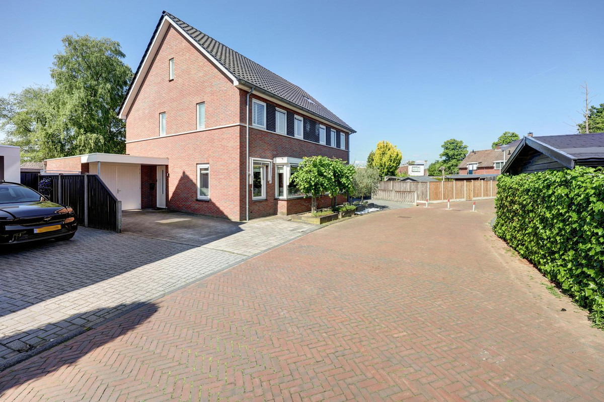 Twee-onder-één-kap te koop: Topaasstraat 8, Almelo