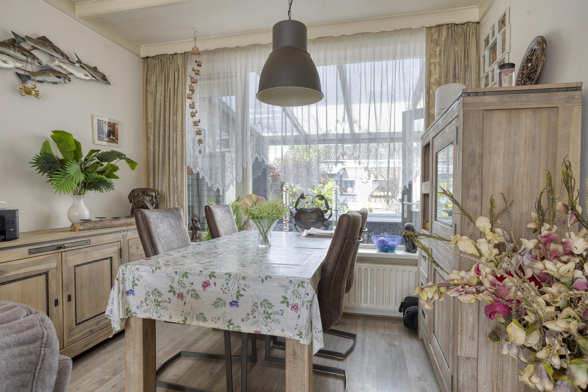 Tussenwoning te koop: Wethouder Jonkersstraat 54, Halsteren