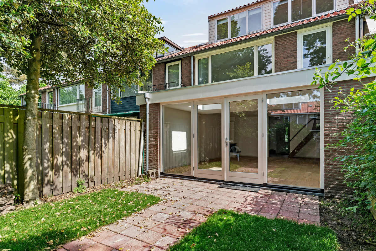 Tussenwoning te koop: van der Helstpark 75, Muiderberg
