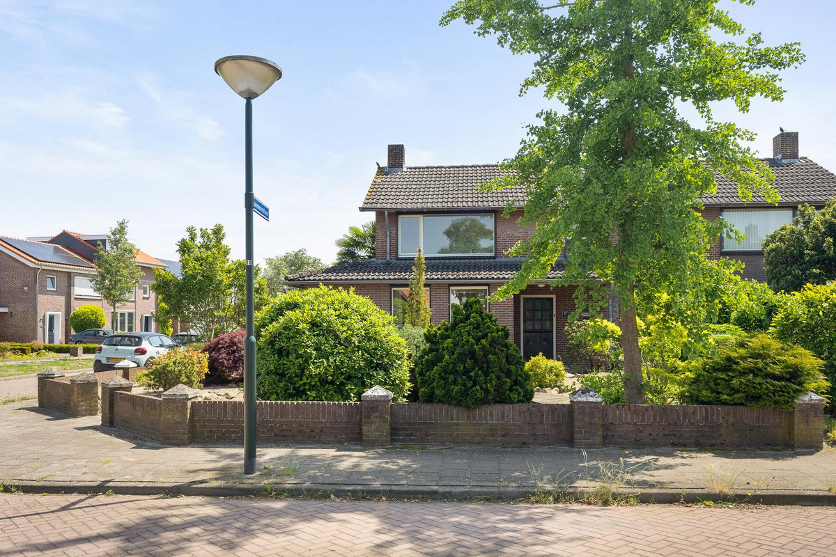 Twee-onder-één-kap te koop: Chrysantenstraat 32, Veghel
