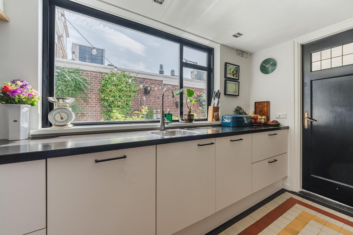 Tussenwoning te koop: Bataviastraat 19, Tilburg