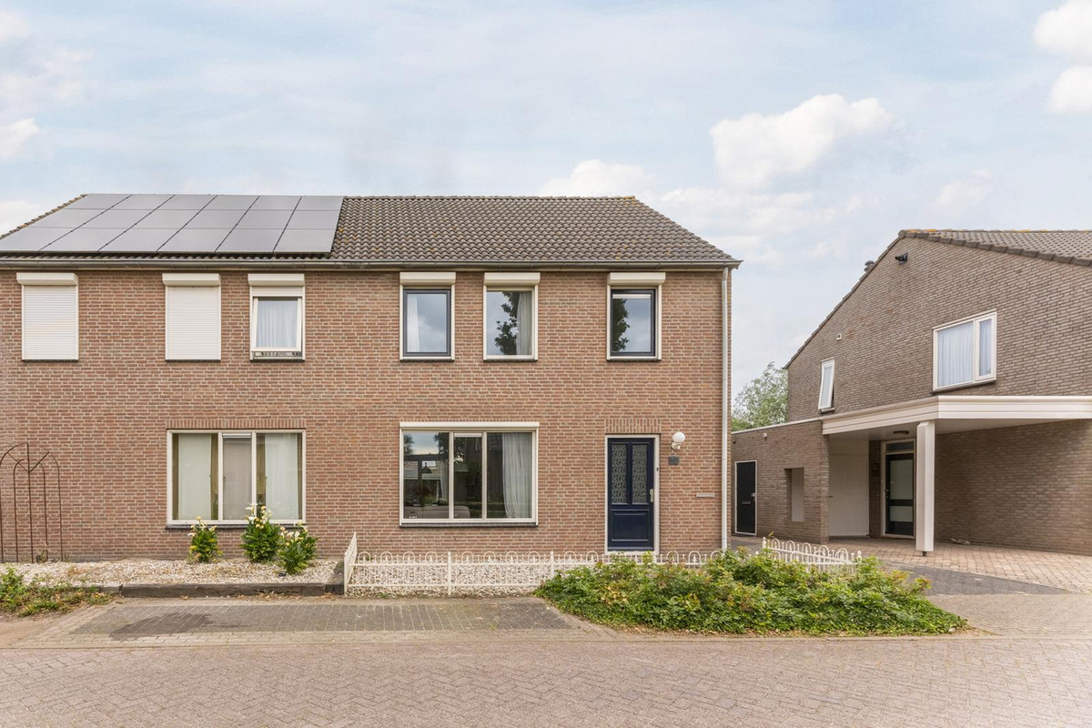 Twee-onder-één-kap te koop: Molenhoeven 17, Loosbroek