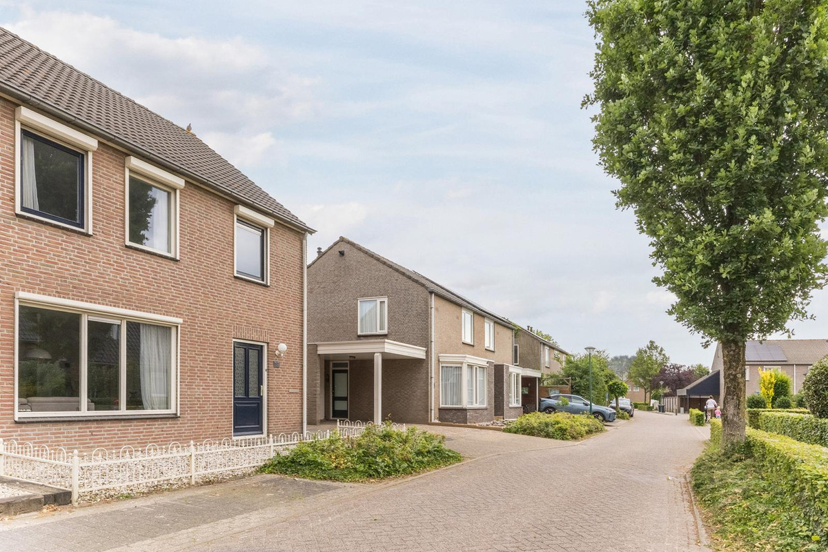 Twee-onder-één-kap te koop: Molenhoeven 17, Loosbroek