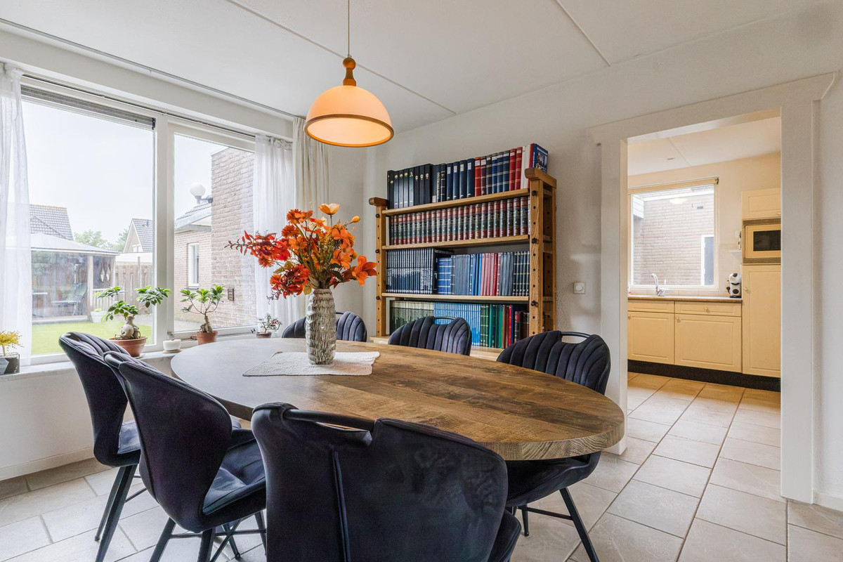 Twee-onder-één-kap te koop: Molenhoeven 17, Loosbroek