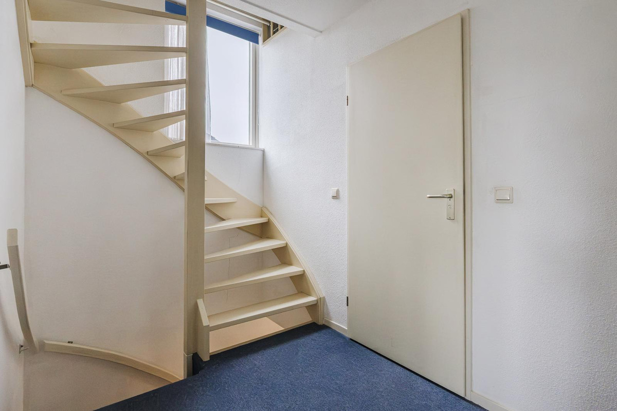 Twee-onder-één-kap te koop: Molenhoeven 17, Loosbroek