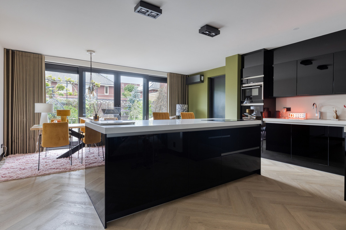 Tussenwoning te koop: Valkenswaardstraat 60, Tilburg