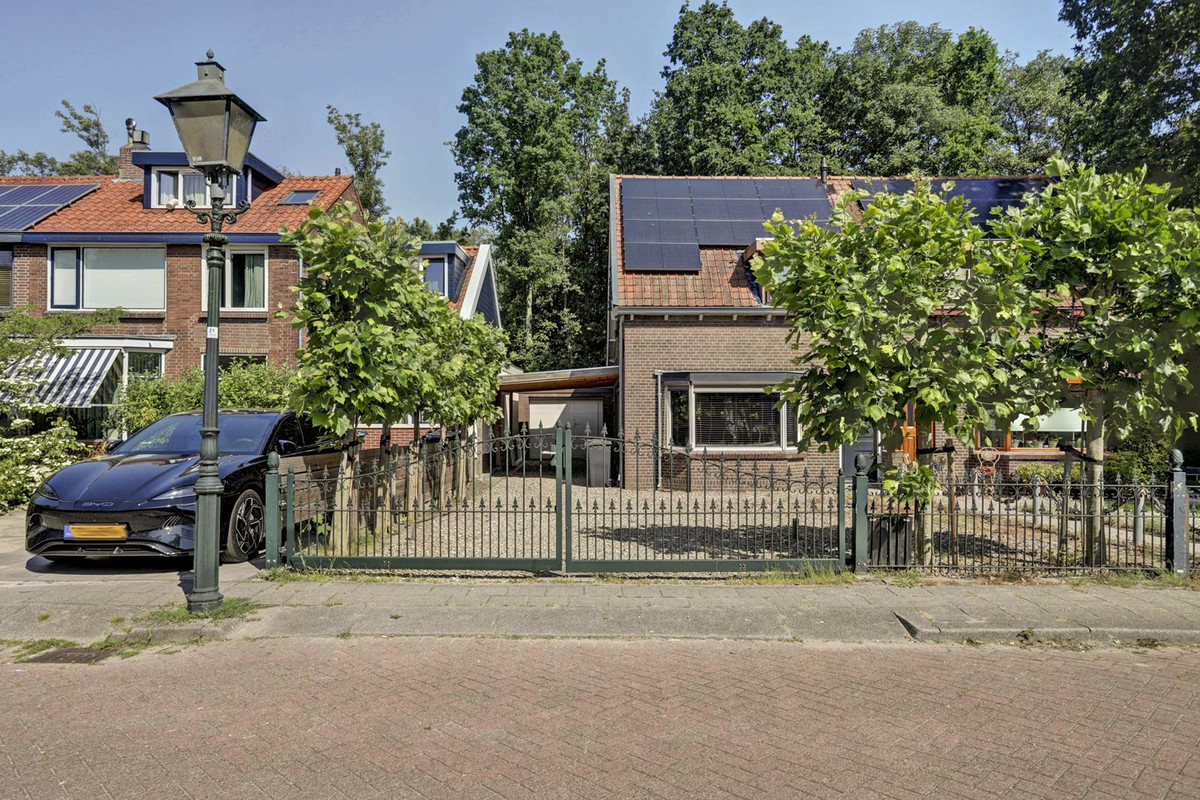 Twee-onder-één-kap te koop: Zevenbergsedijkje 95, Rotterdam