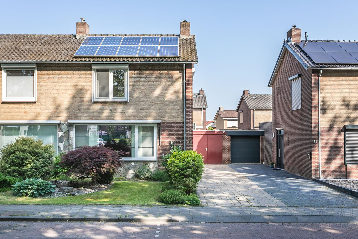 Twee-onder-één-kap te koop: Kennedylaan 26, Brunssum