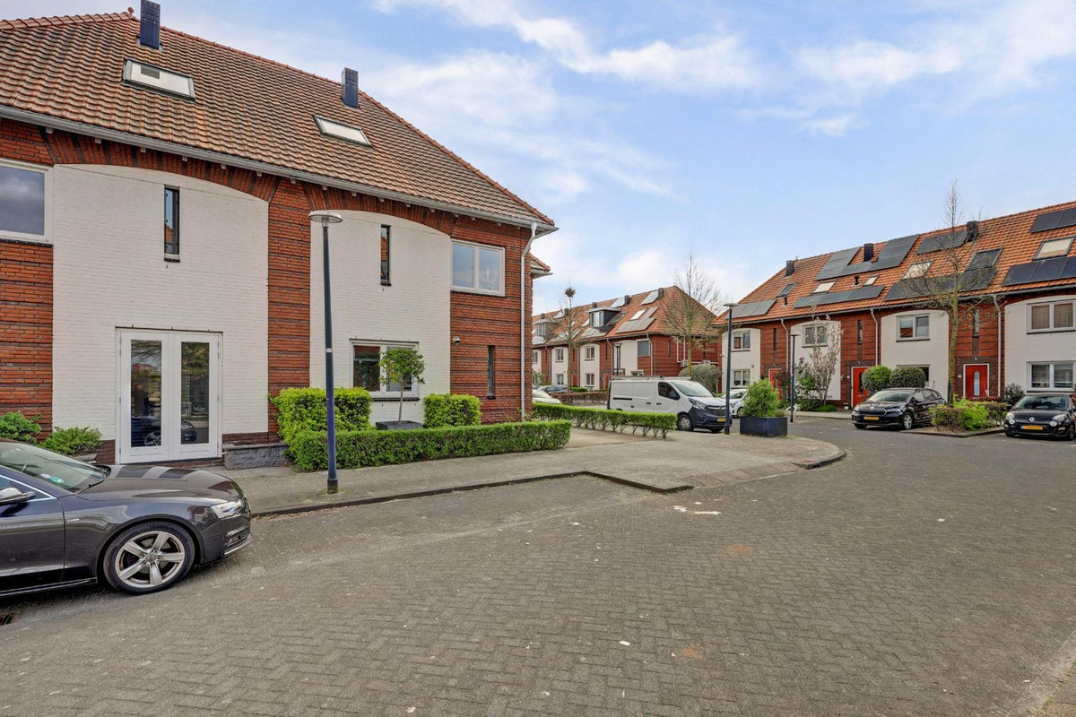 Twee-onder-één-kap te koop: Charactostraat 30, Capelle Aan Den Ijssel