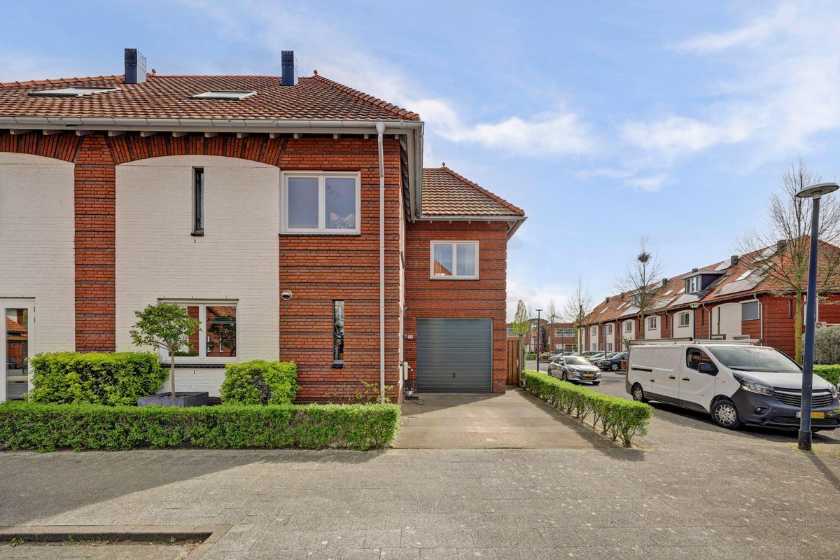 Twee-onder-één-kap te koop: Charactostraat 30, Capelle Aan Den Ijssel